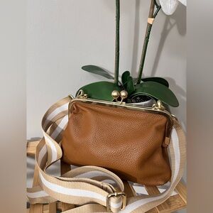 Women’s Tan Leather Kiss-Lock Crossbody Bag